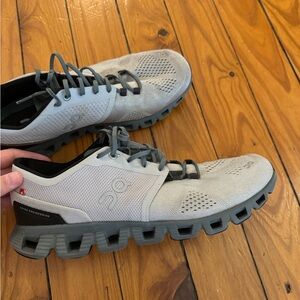 men’s on cloud size 9. not in the best condition ( stains shown in pics ^)